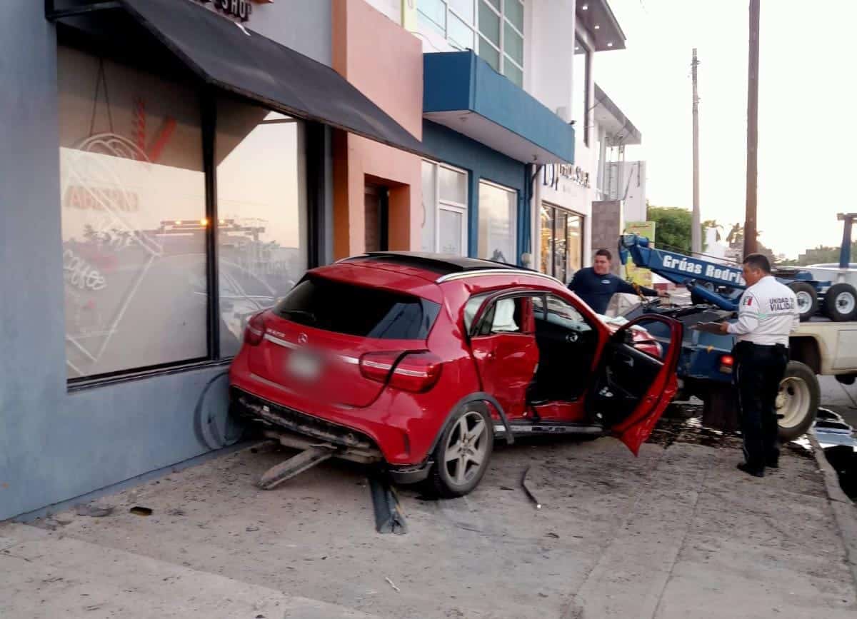 Fuerte accidente entre dos carros de lujo en Ahome.