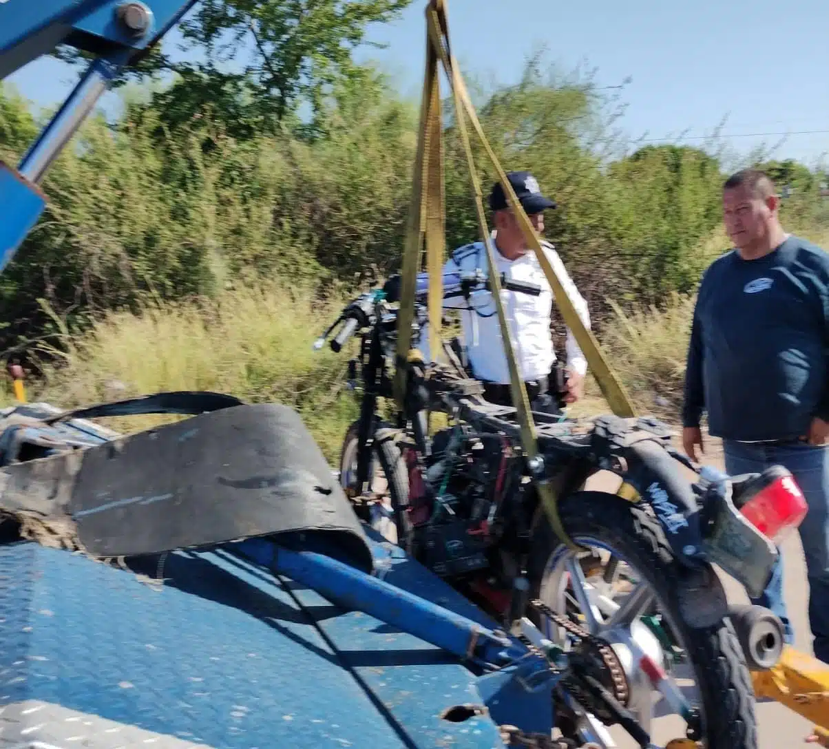 motocicleta accidentada y Agentes de la Policía de Vialidad.