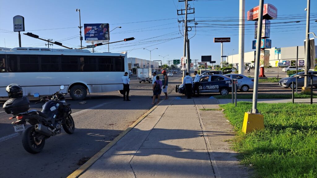 Elementos de transito municipal en el lugar del accidente.