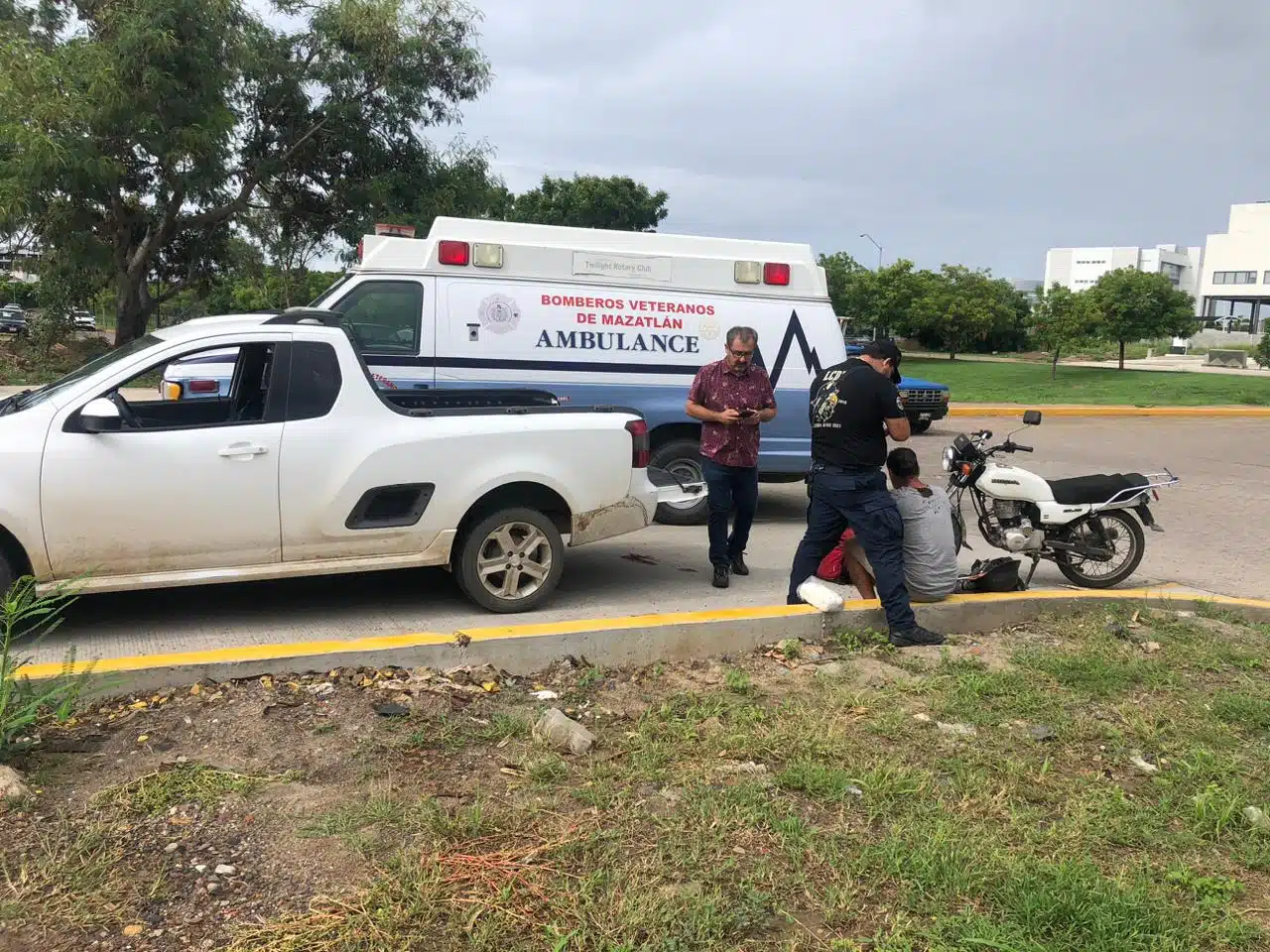 Motociclista resulta lesionada después de chocar con camioneta en Mazatlán.
