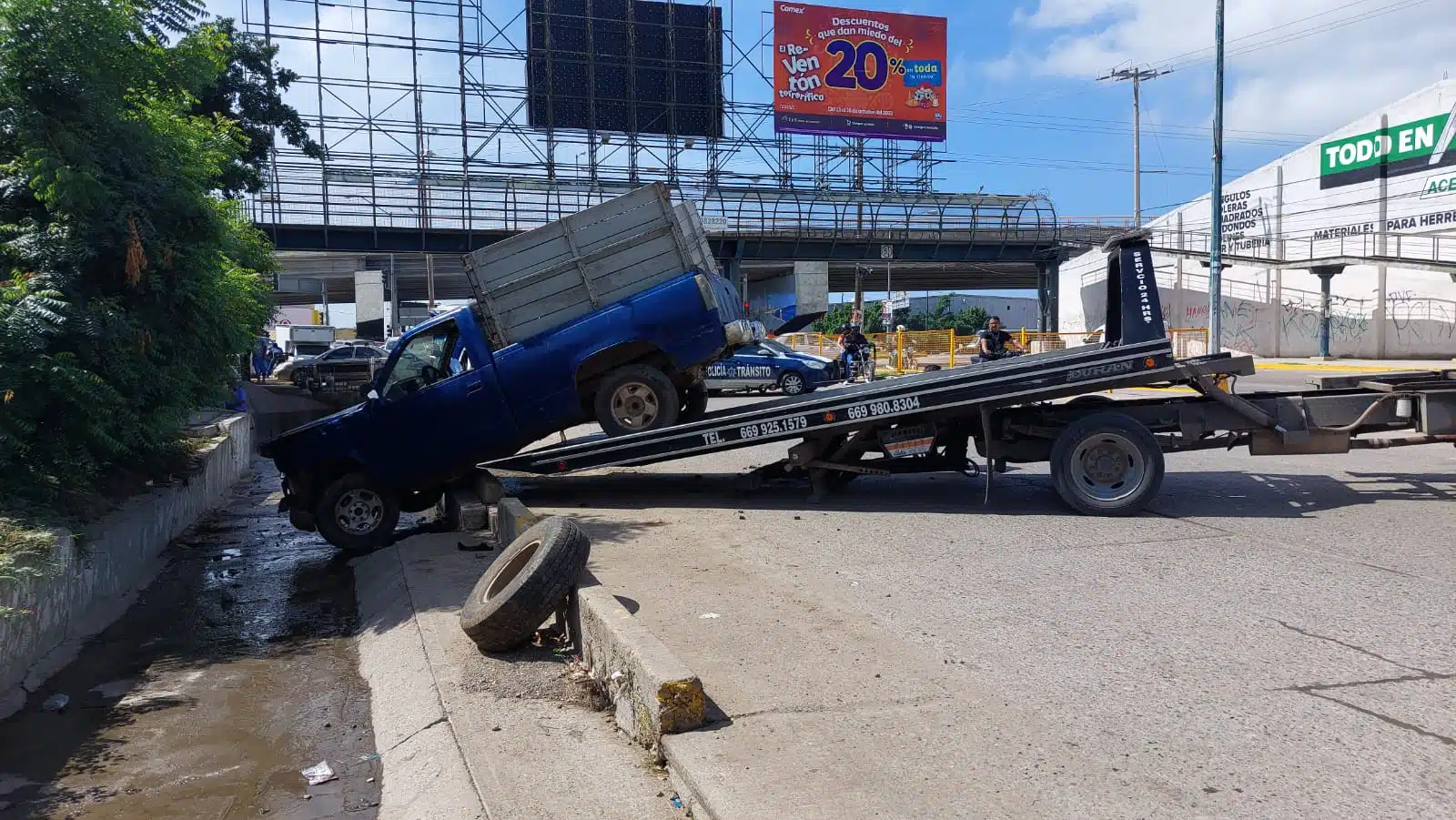 Conductora de una camioneta Chevrolet S10 cae a canal pluvial en Mazatlán.