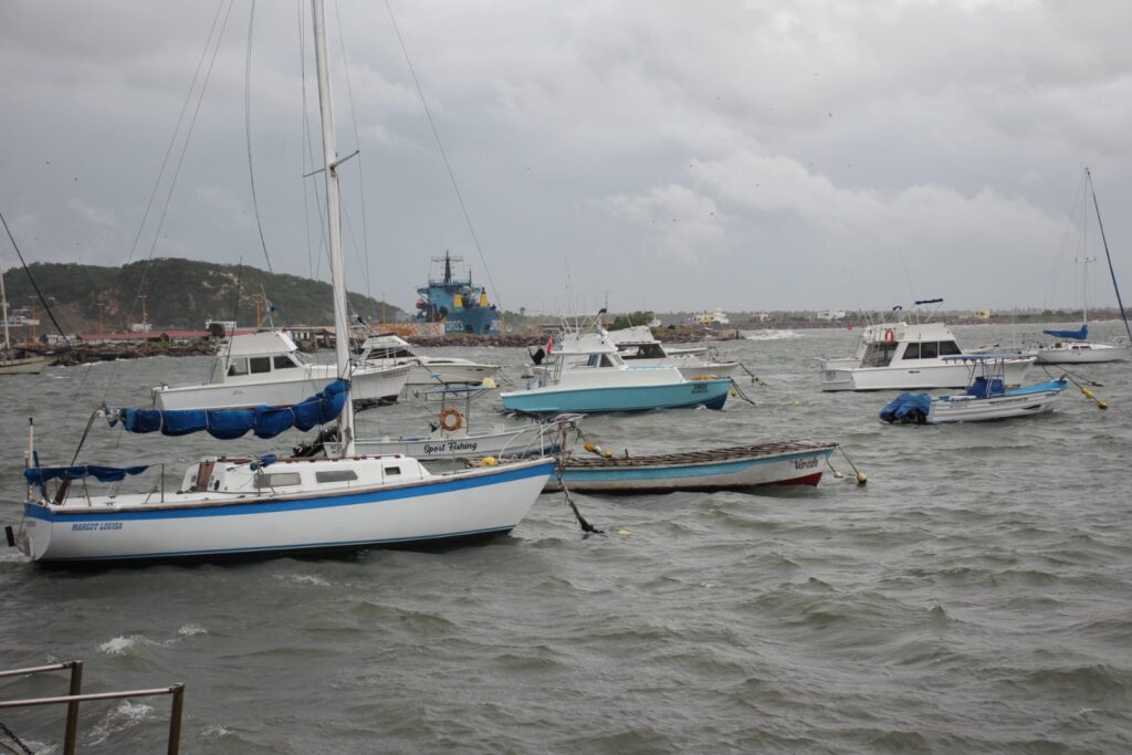 Embarcaciones refugiadas en el puerto de Mazatlán por "Norma"