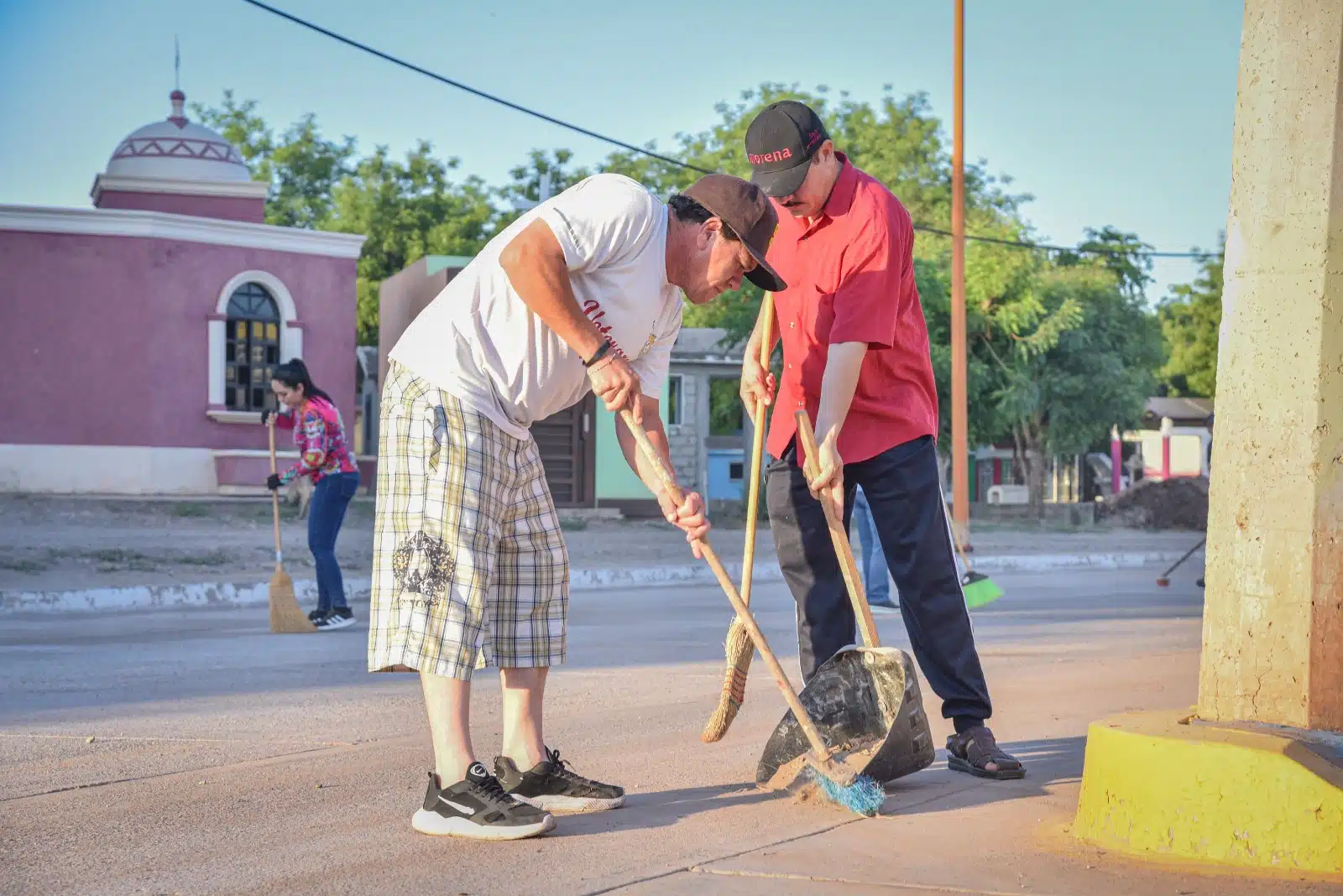 Personas barriendo la vía pública en Jornada del Bienestar