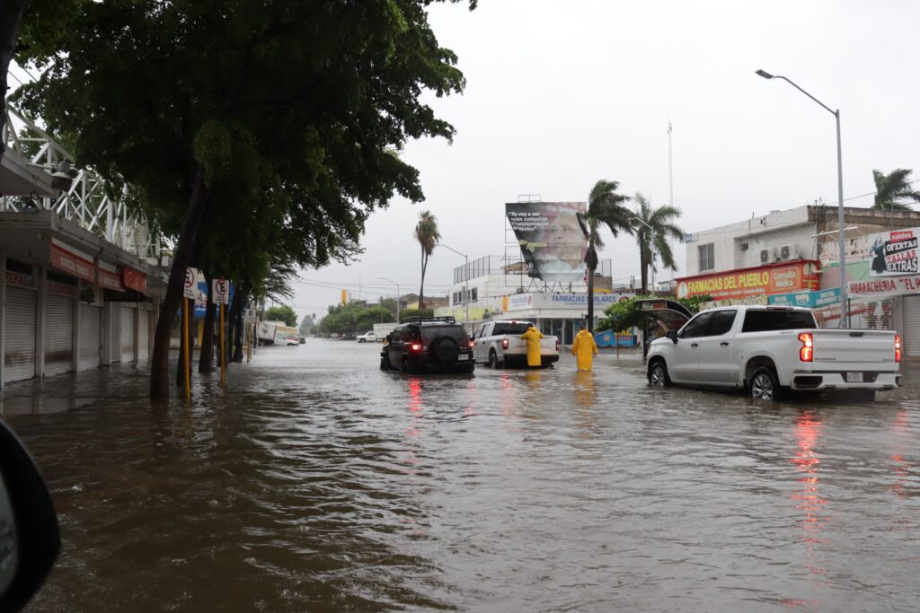 Alcalde de Ahome en calle inundada