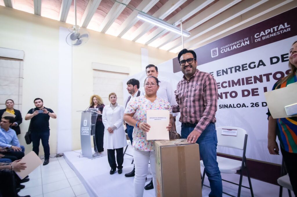 Alcalde de Culiacán entrega apoyos