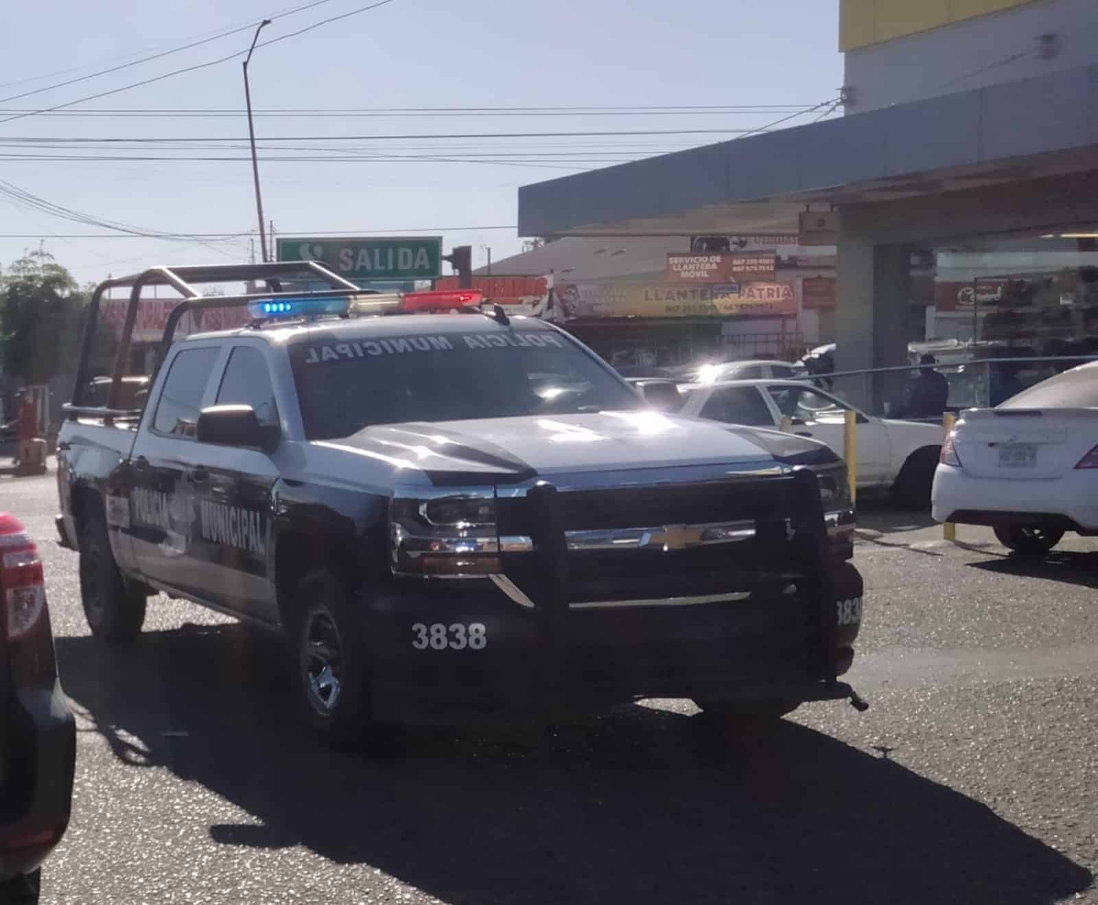 patrulla de la policía municipal llegando a zona de robo