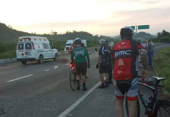 ciclistas viendo zona donde ocurrió atropello