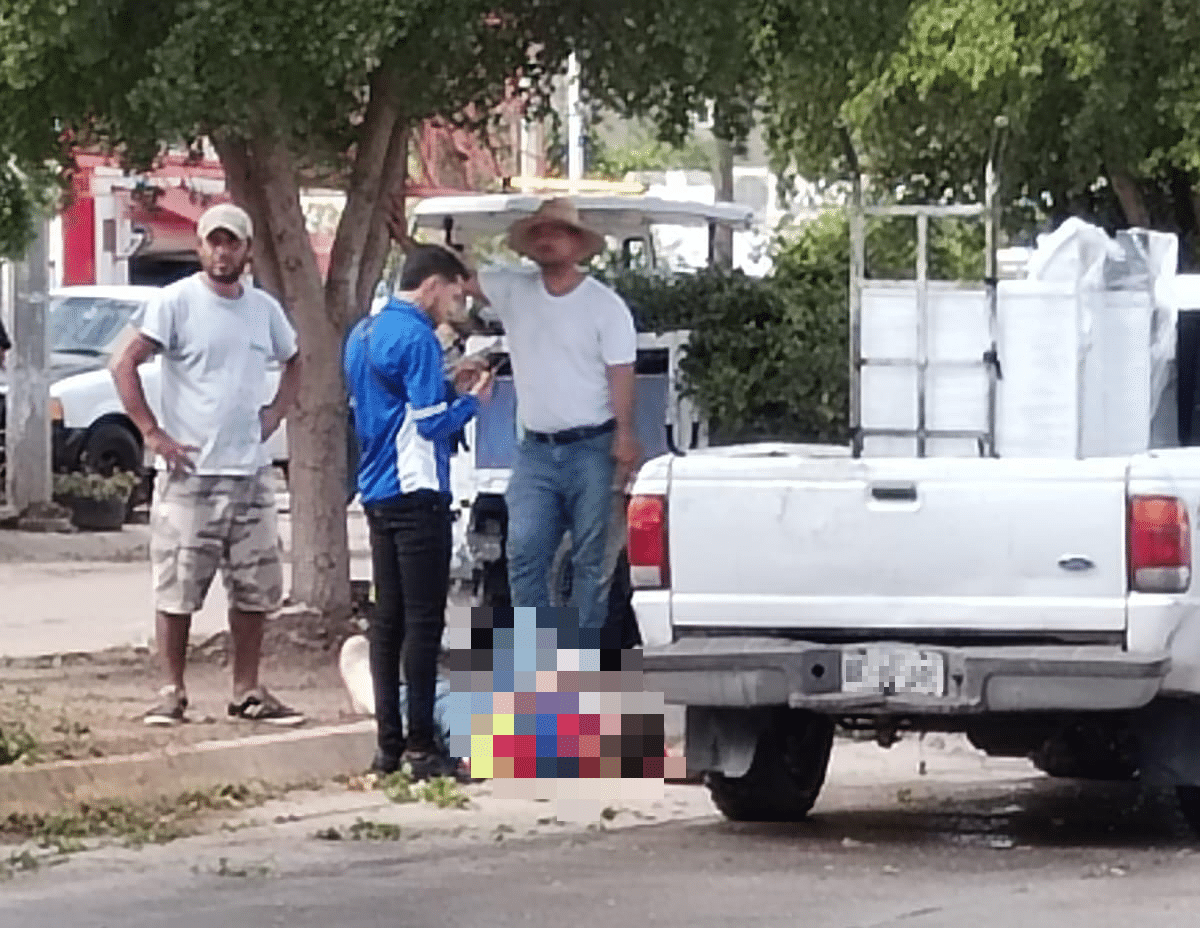 Un hombre se encuentra en el piso después de un atropello en Los Mochis