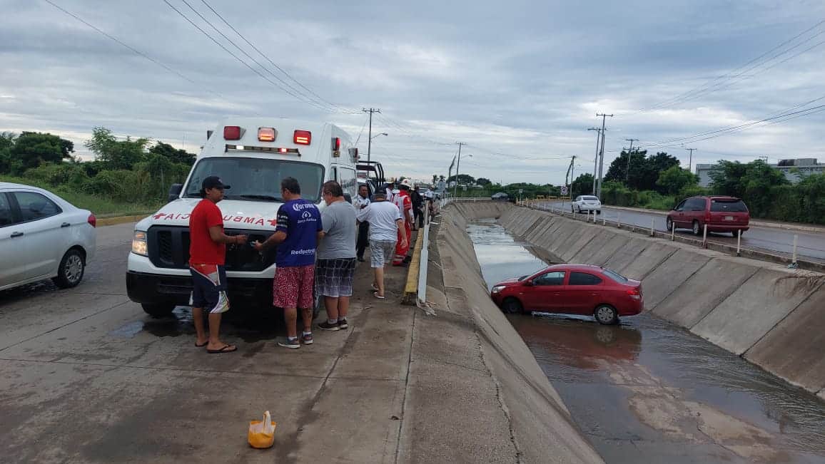 auto cae a canal