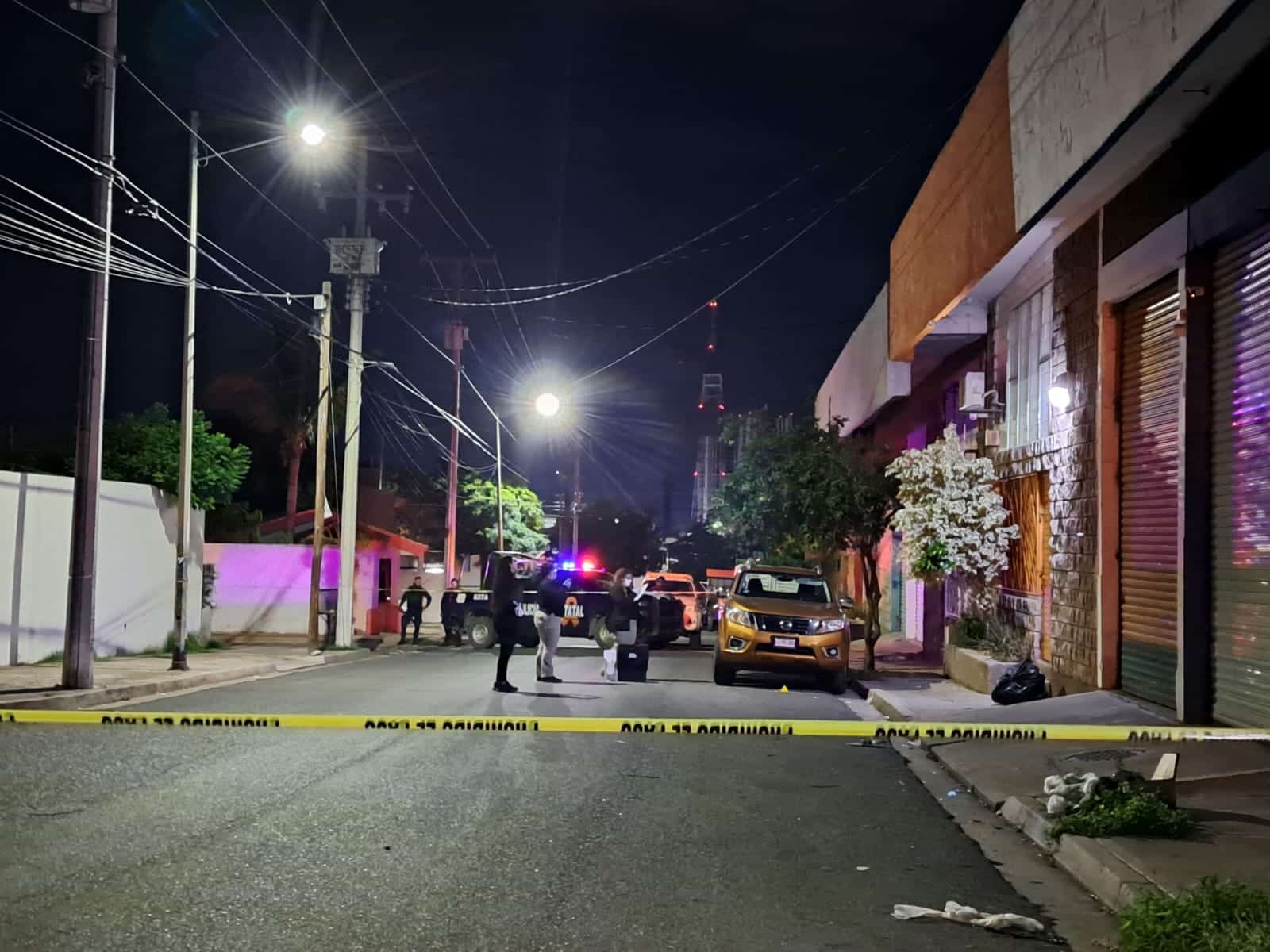 Camioneta de policía abandonada rodeada de cinta amarilla