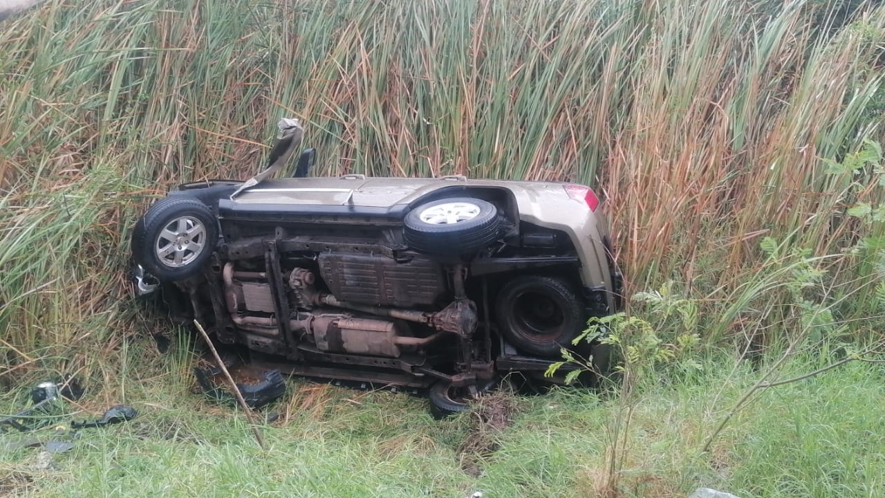 auto volcado tras choque en predio agrícola