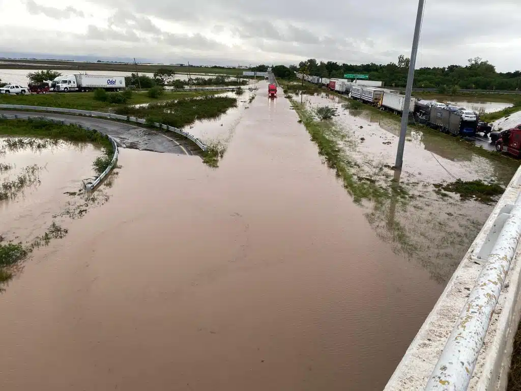 autopista Mazatlán-Culiacán inundada