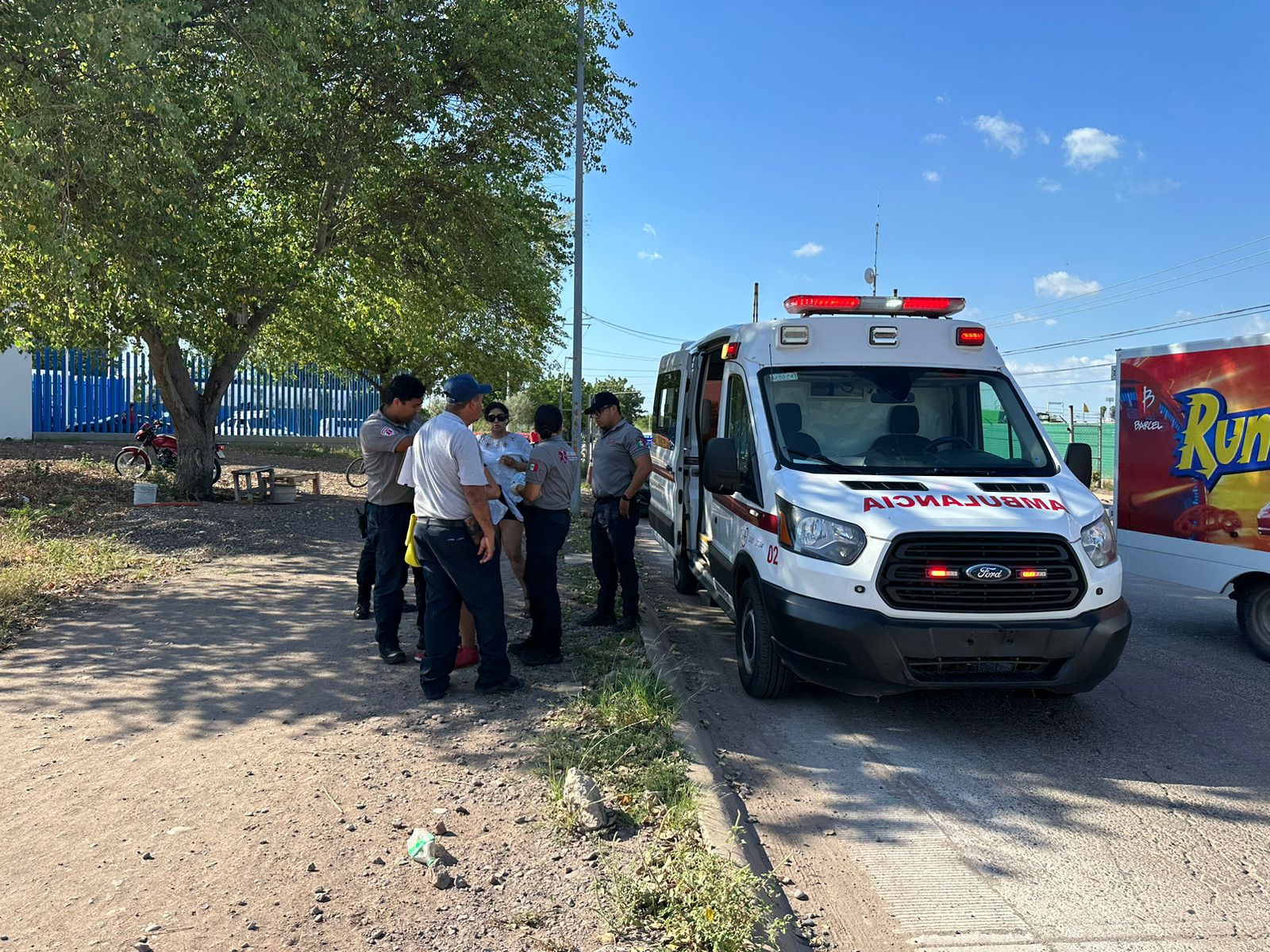 Autoridades y paramédicos junto a una ambulancia de Servicios de Urgencias Médicas Municipales de Ahome