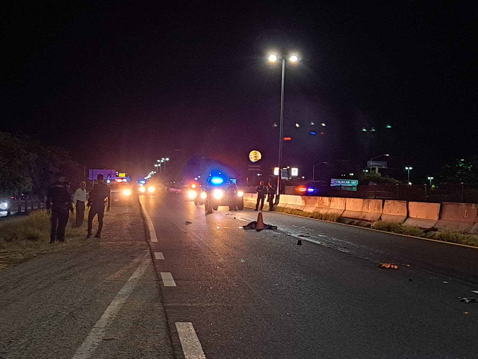 Hombre sin vida tirado sobre el asfalto de la México 15 en Guasave
