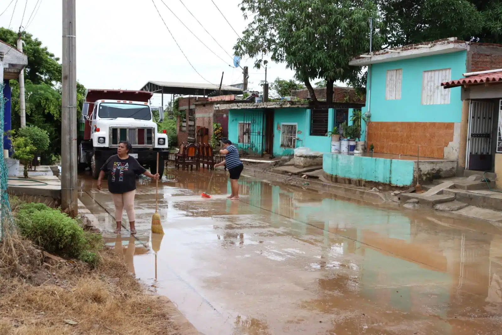 Calle con charcos por lluvia en Mazatlán