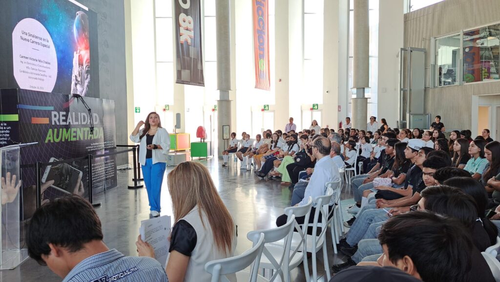 Conferencia de Carmen Victoria Félix Cháidez en el Centro de Ciencias de Sinaloa