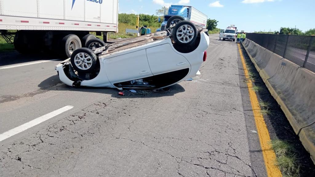 Jonathan Pierde El Control De Su Auto Y Termina Volcado Sobre La Autopista Mazatlán Culiacán 