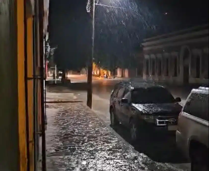 Noche lluviosa en el municipio de El Fuerte