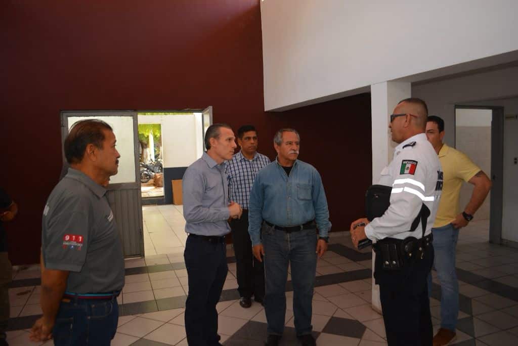 Leoncio García durante su visita por el municipio de Ahome