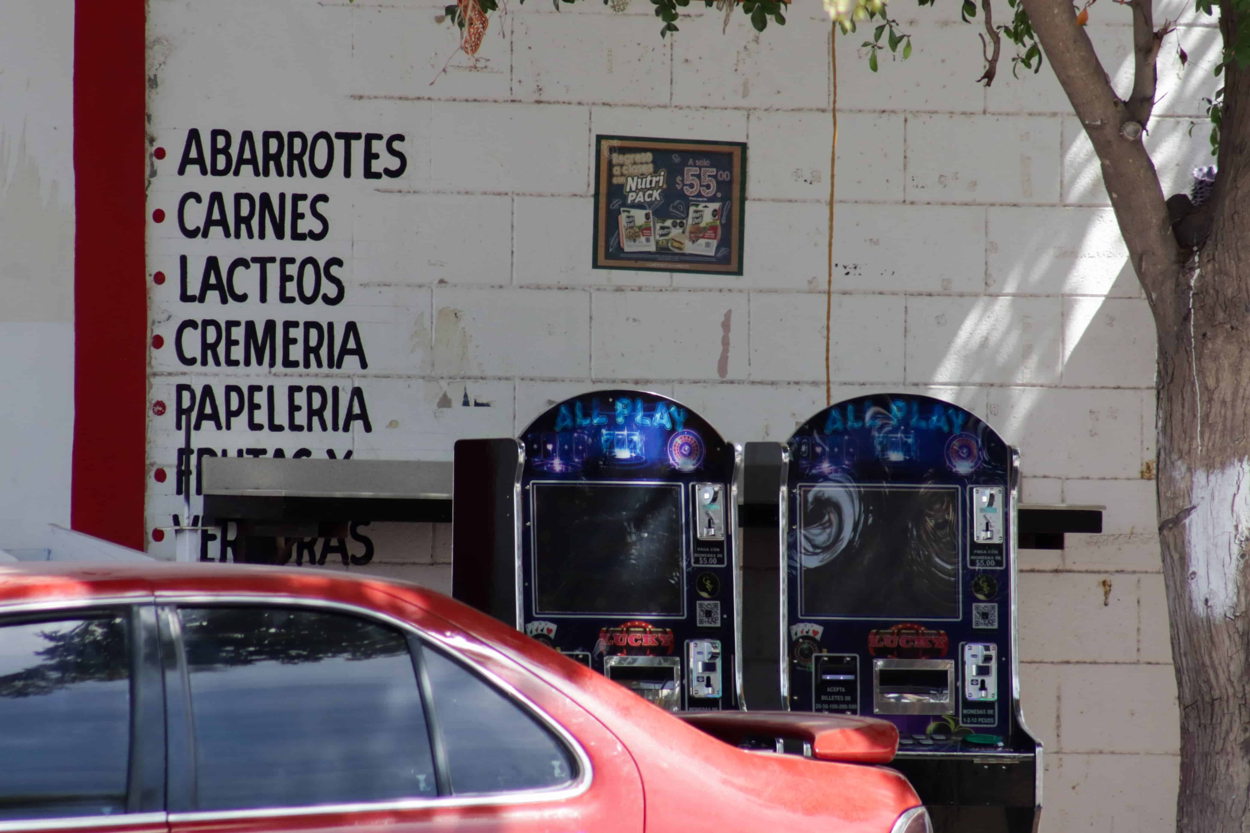Máquinas tragamonedas afuera de un súper.