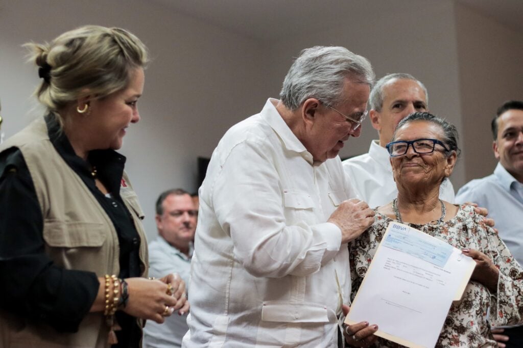 Entrega de apoyos a las familias que resultaron afectadas por “Norma” en Los Mochis