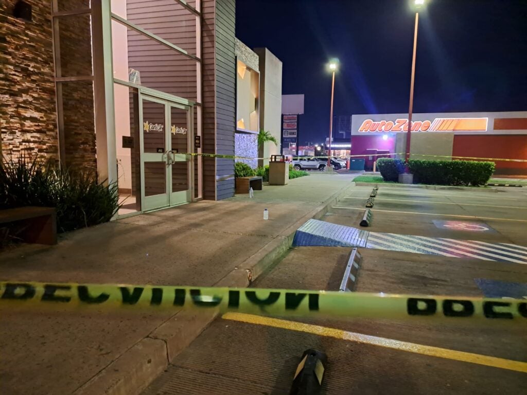 Zona acordonada en el estacionamiento de un restaurante