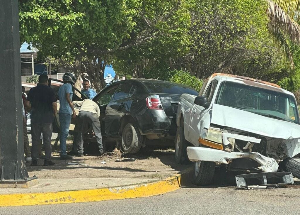 Aparatoso accidente en transitado crucero de la colonia Del Bosque