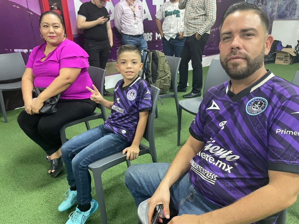 Óscar Yeray junto a sus padres