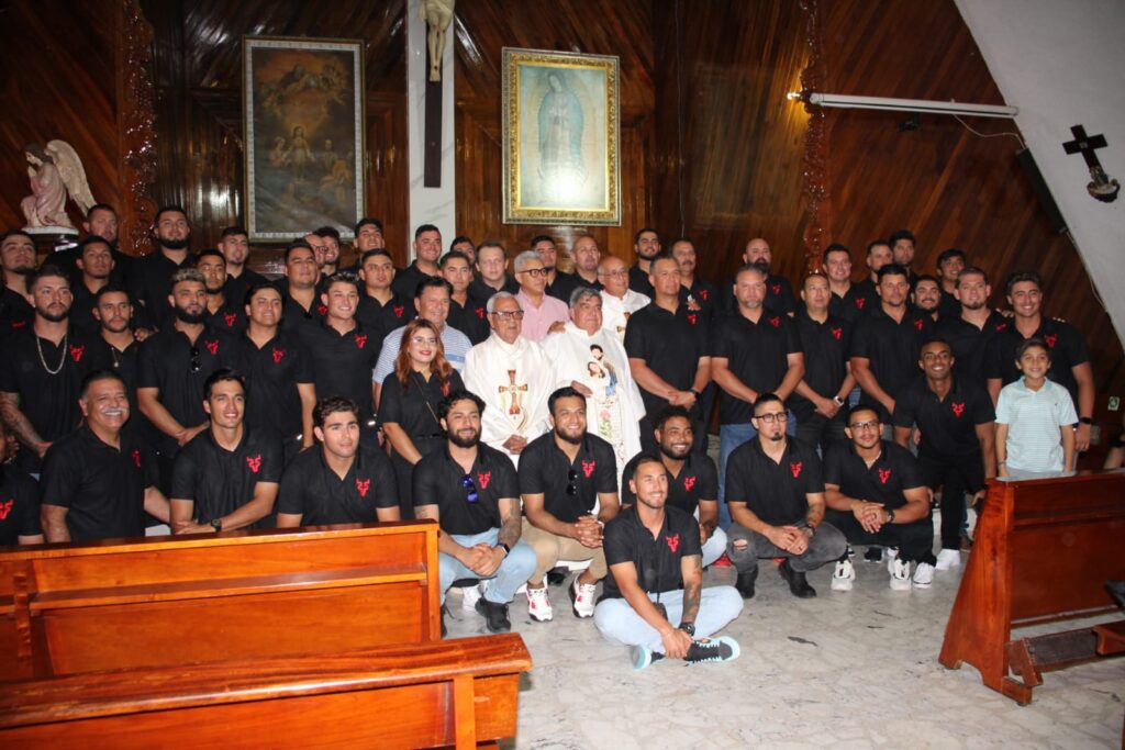 Directivos y jugadores de Venados de Mazatlán en la misa tradicional en la iglesia de la Sagrada Familia.