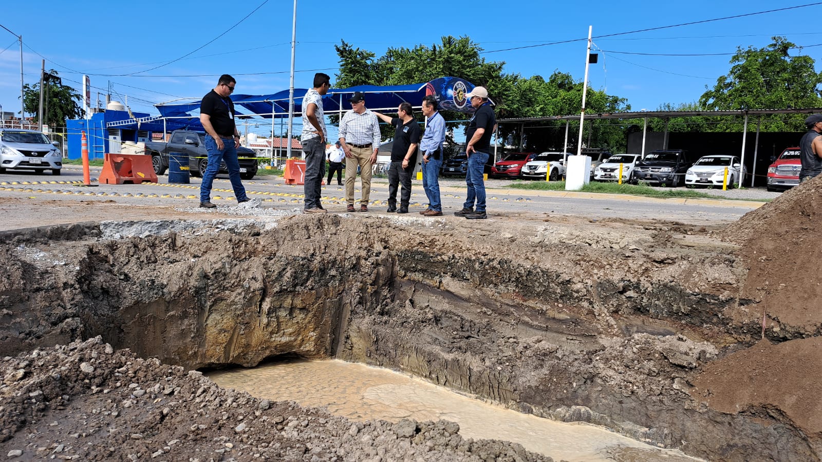 Alcalde Édgar González Zataráin supervisando el trabajo que se realiza en el puente de Prados del Sol