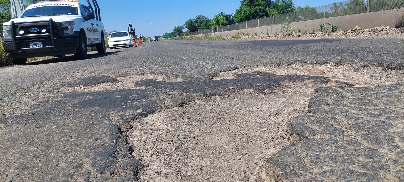 Bache sobre la carretera México 15 en Guasave