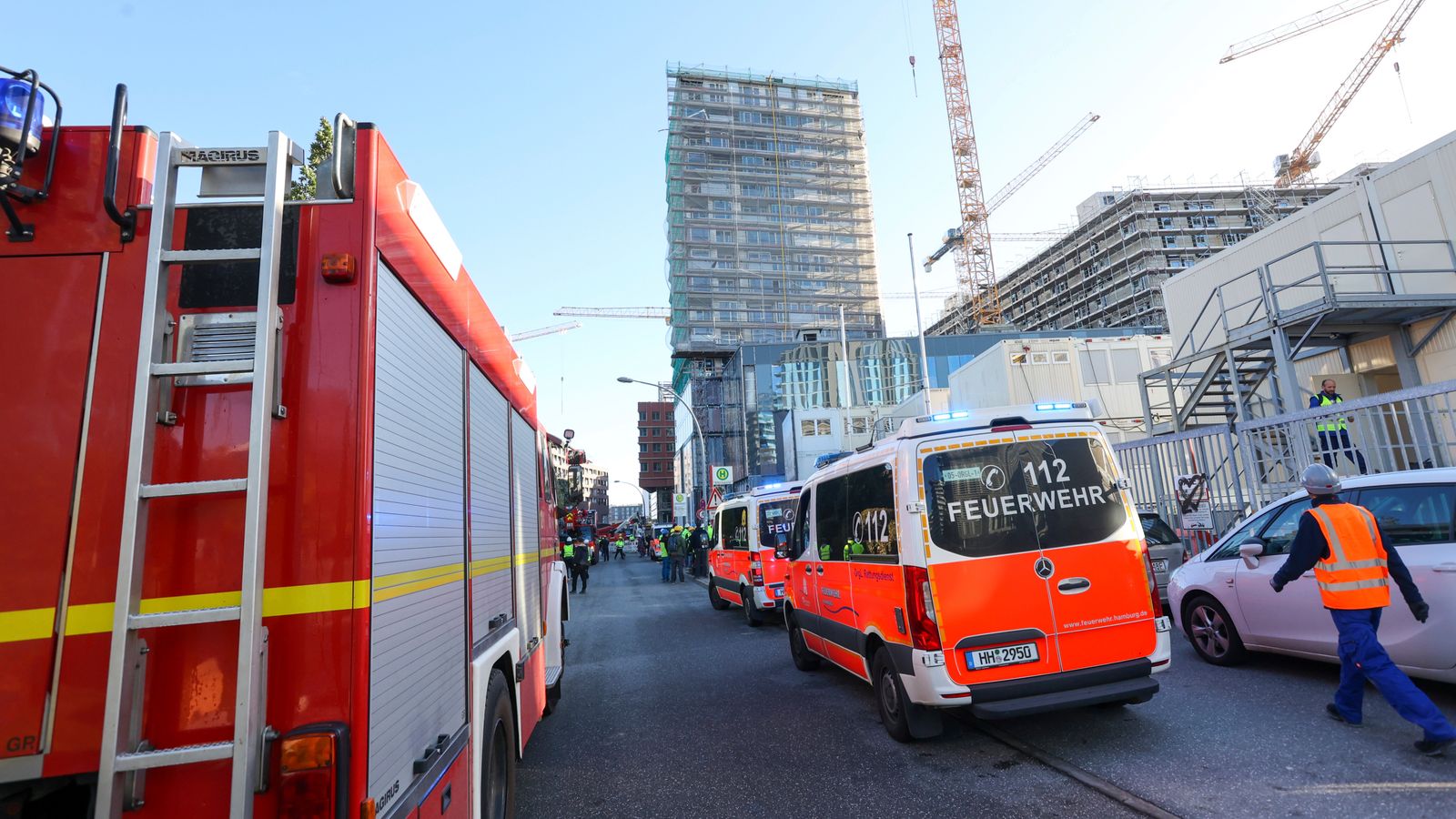 Bomberos de Hamburgo llegaron tras derrumbe de andamio