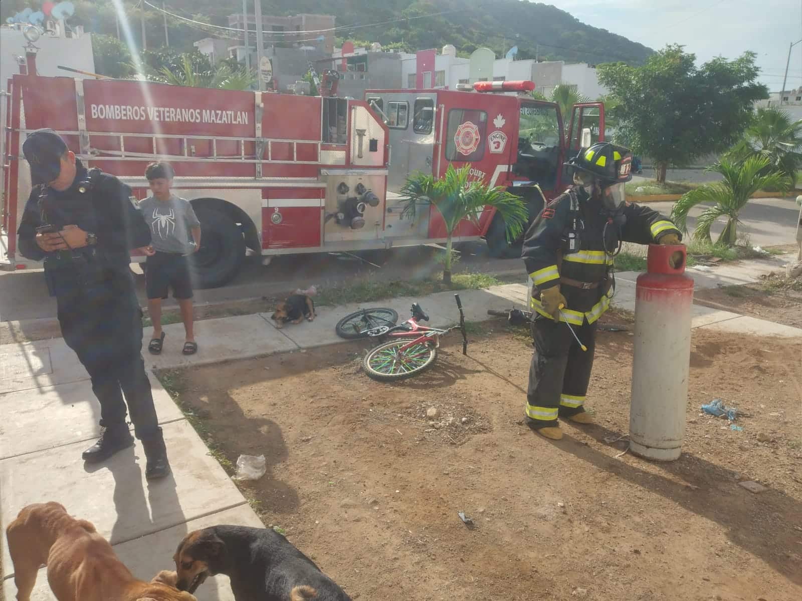 Bomberos de Mazatlán tras incendio sobre una casa