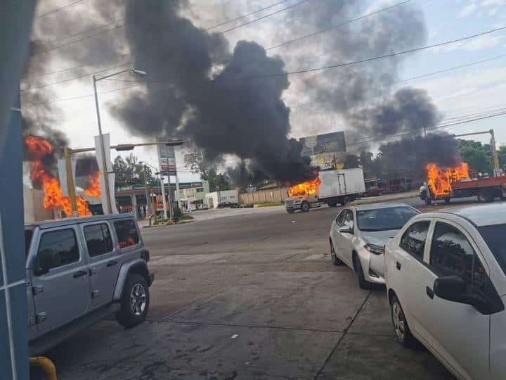 Carros incendiandose en el Culiacanazo