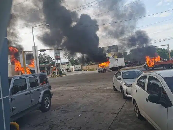 Carros incendiandose en el Culiacanazo