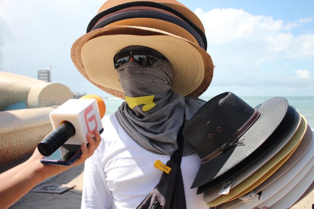 Arturo Báez, vendedor de lentes y sombreros en la playa