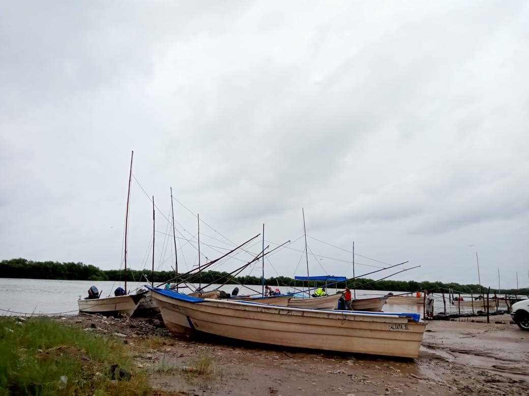 Embarcaciones a la orilla del mar