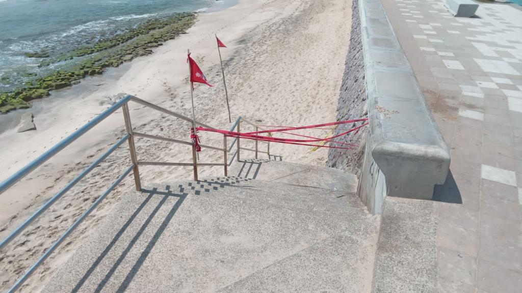 Paso restringido en playa de Mazatlán