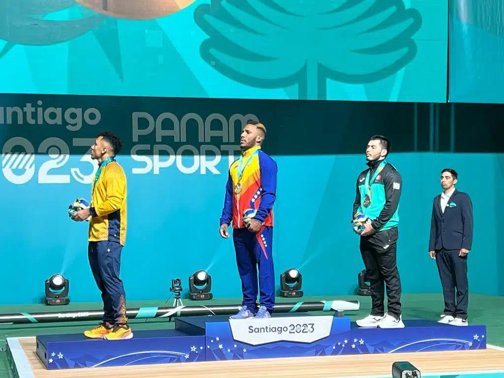José Adán Cárdenas en el podio de tercer lugar de los Juegos Panamericanos Santiago 2023