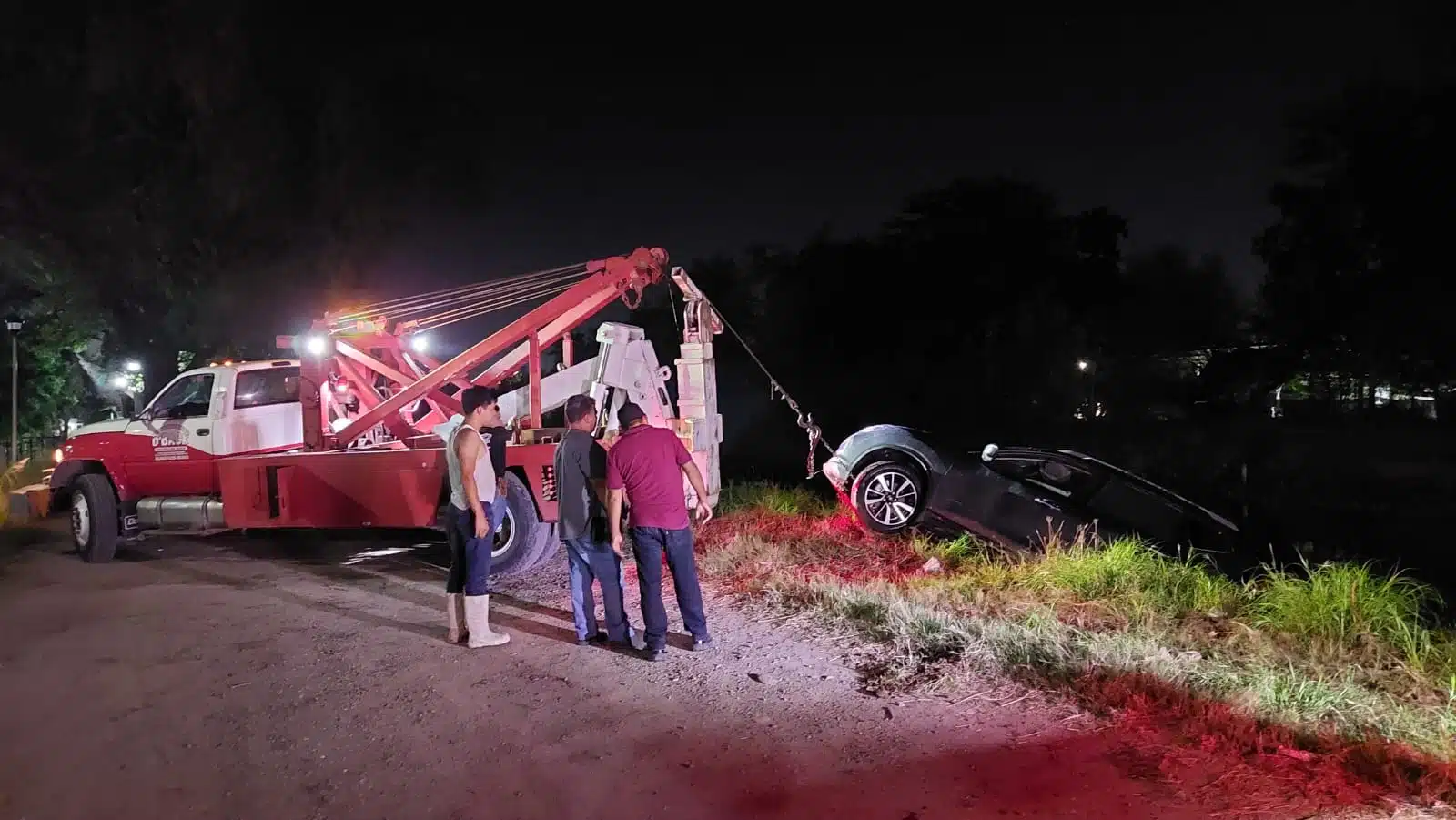 Con la ayuda de una grúa sacaron la camioneta del interior del canal.