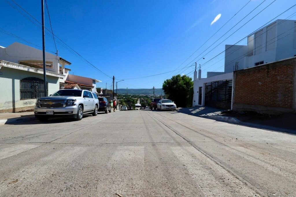 calles pavimentadas avenida Valentín Gómez Farías y la calle presidente Carlos Chávez