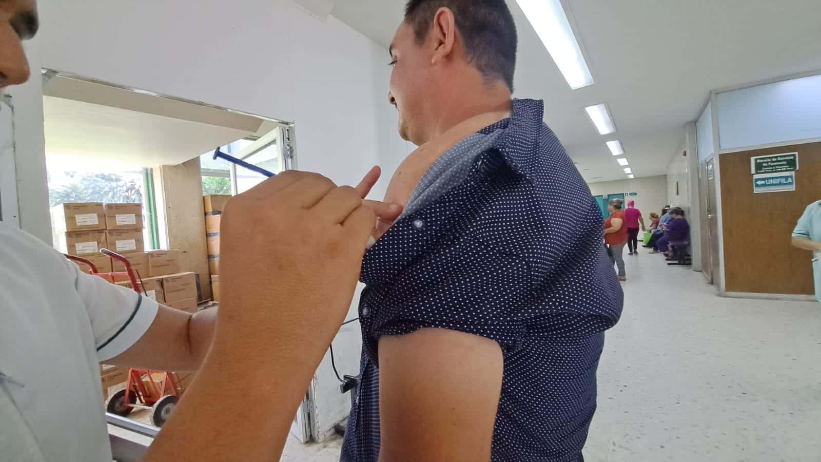 enfermero vacunando a hombre