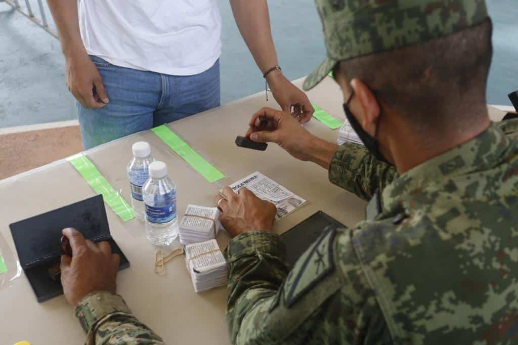Militar tomando datos de tramitante de cartilla militar