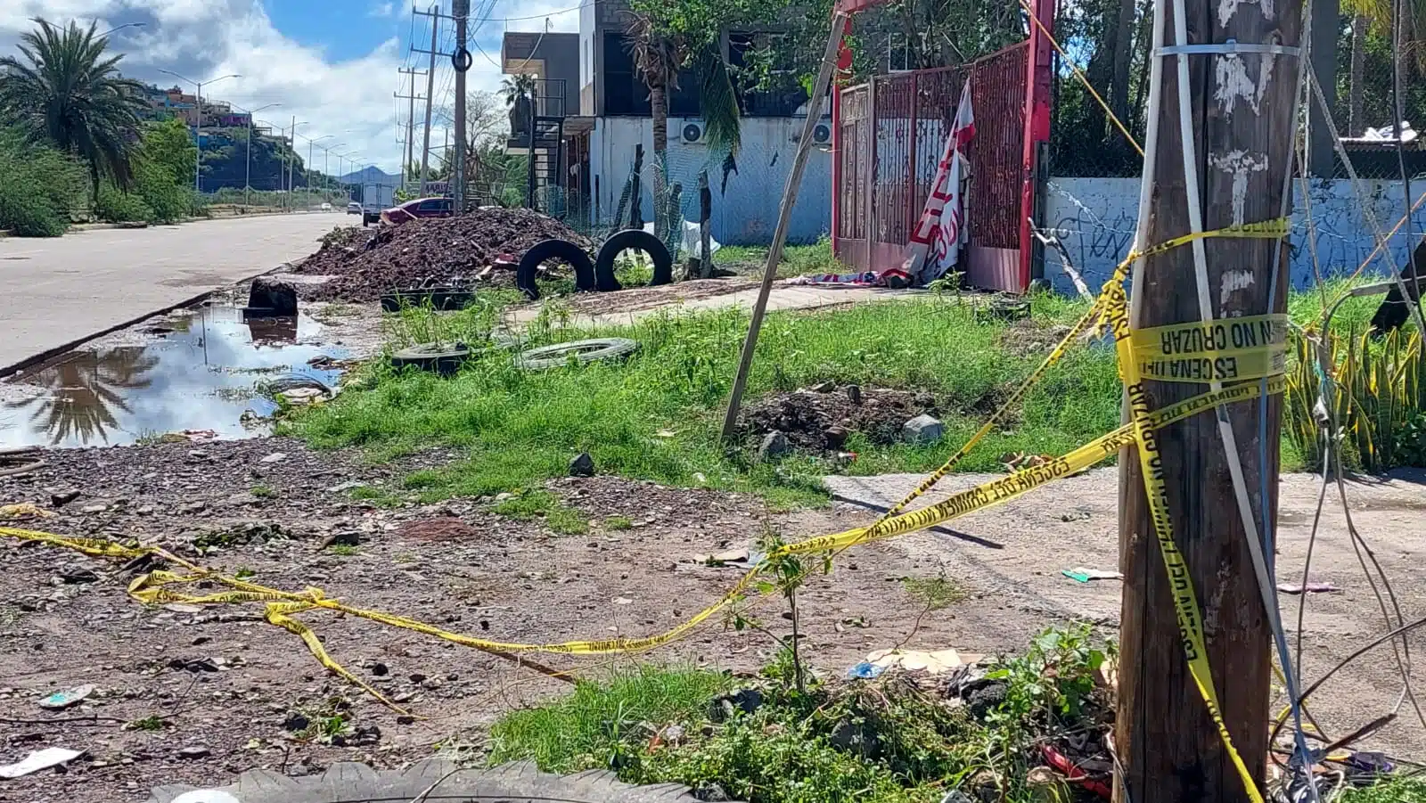 Casa casa abandonada y rodeada de cinta policíaca en Topolobampo