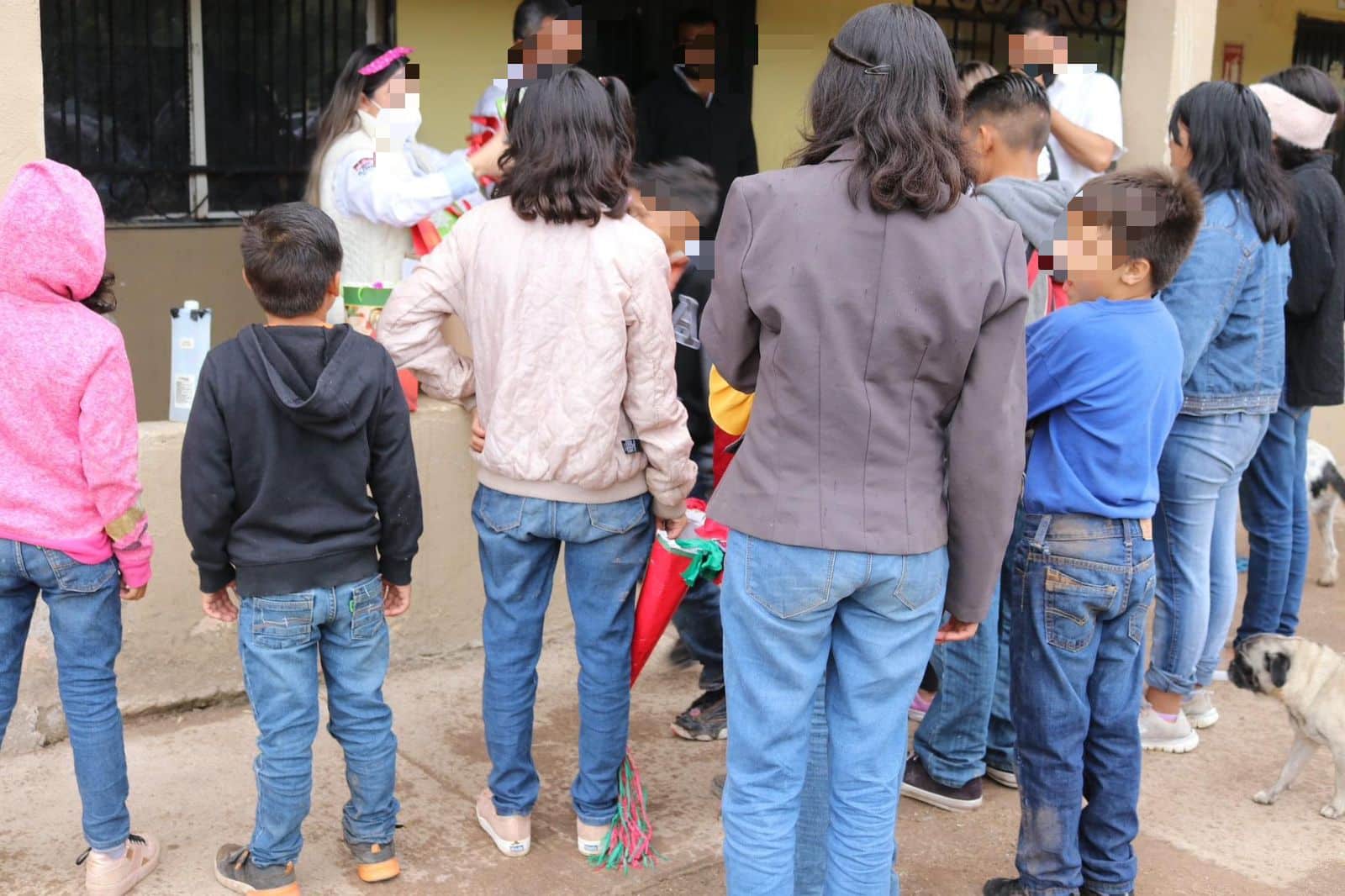 Niños de casa hogar con el rostro difuminado