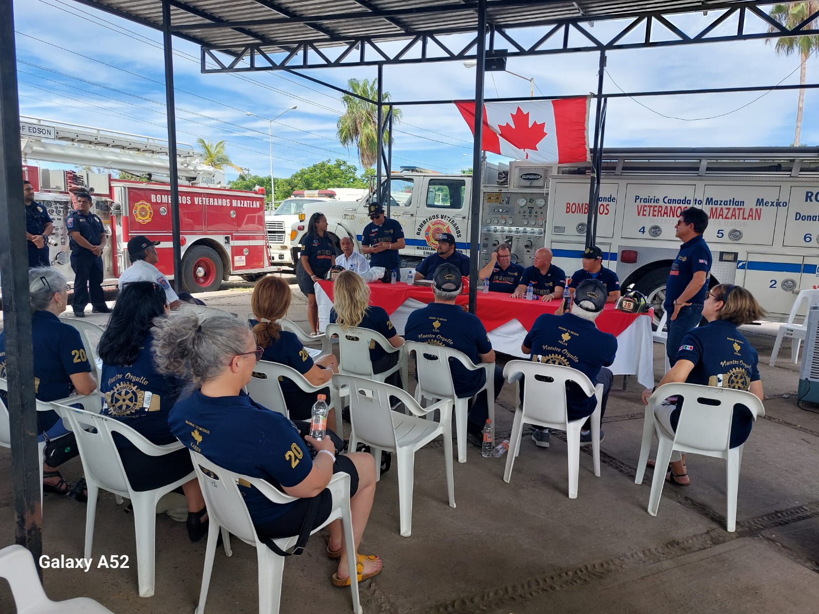 Entrega de nuevo camión de bomberos por parte de rotarios canadienses