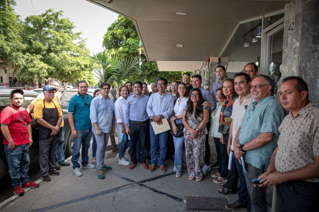 Alcalde Martín Ahumada Quintero reunido con los comerciantes del centro comercial de Guasave