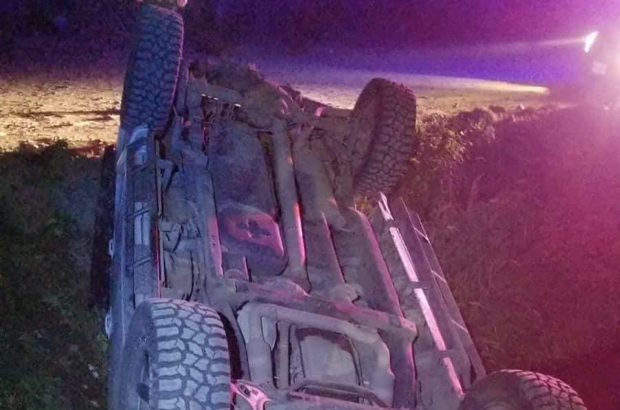 Camioneta pick up Ford volcada al interior de un canal