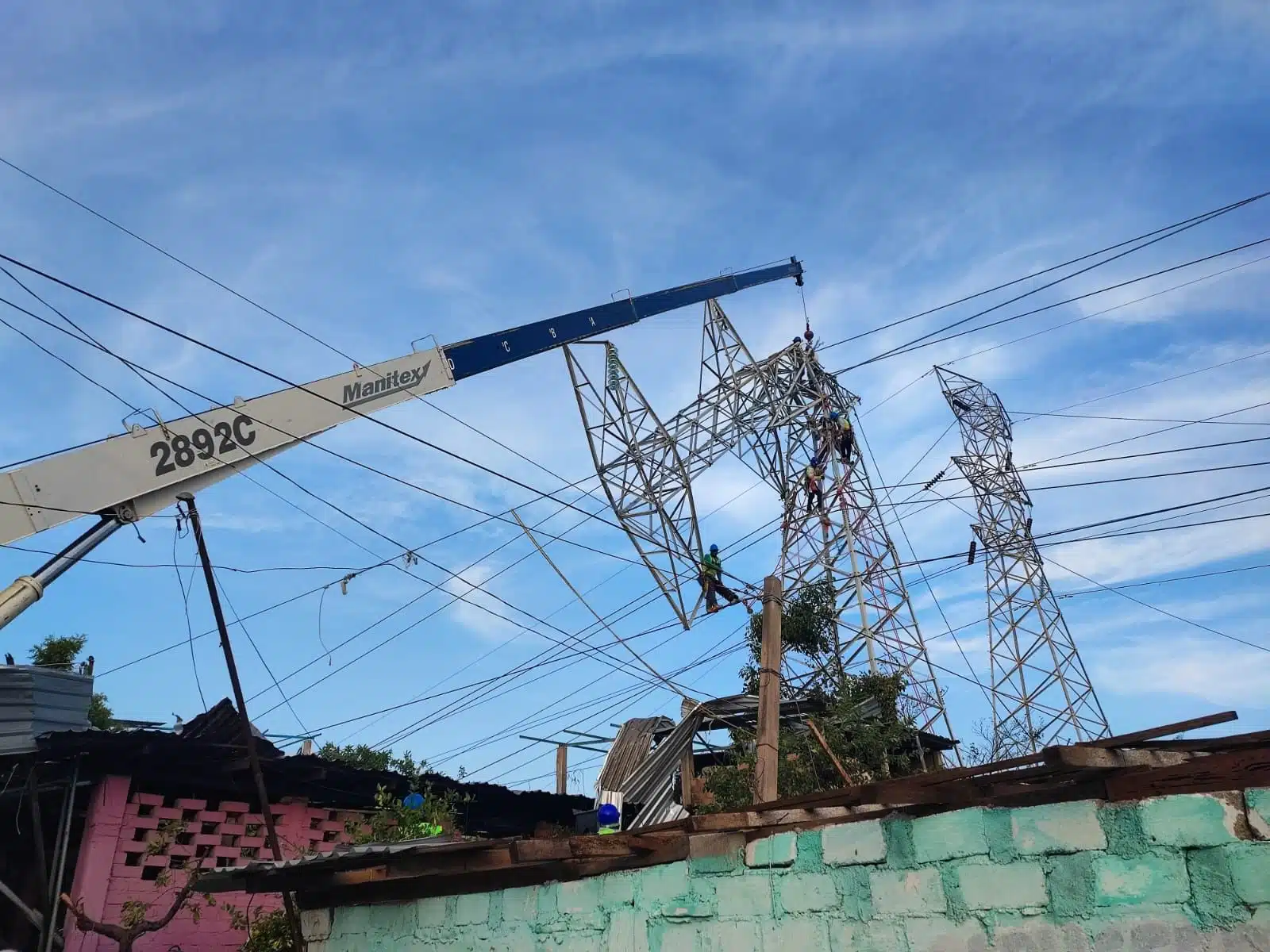 Trabajadores de CFE realizando reparaciones