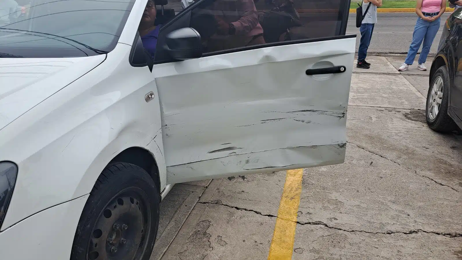 Puerta de auto tachada tras impacto de coche